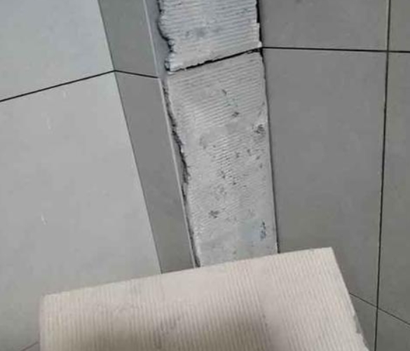 武平瓷砖空鼓维修公司分享下厨房瓷砖脱落的补救措施。
